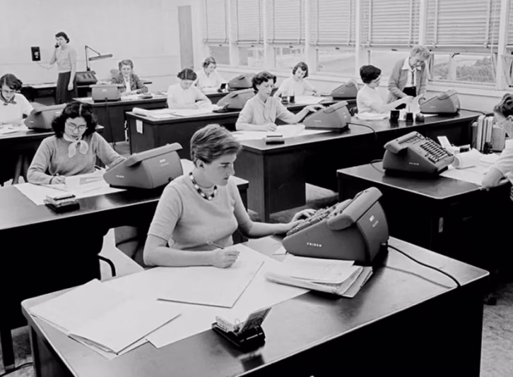 Photographie de 'human computers' travaillant à leurs bureaux