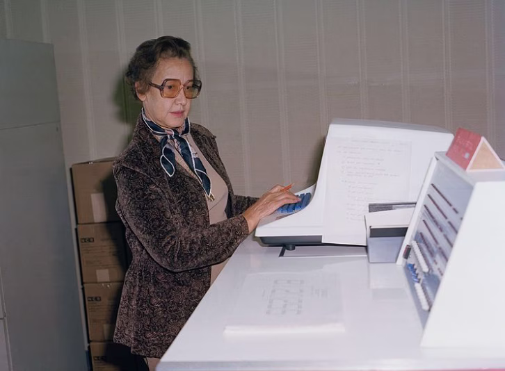 Katherine Johnson travaillant sur un ordinateur