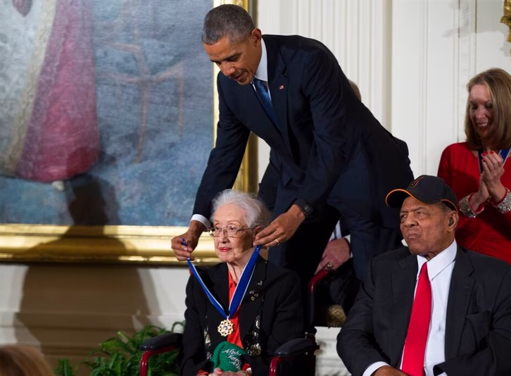 Katherine Johnson recevant la médaille présidentielle de la liberté par Barack Obama