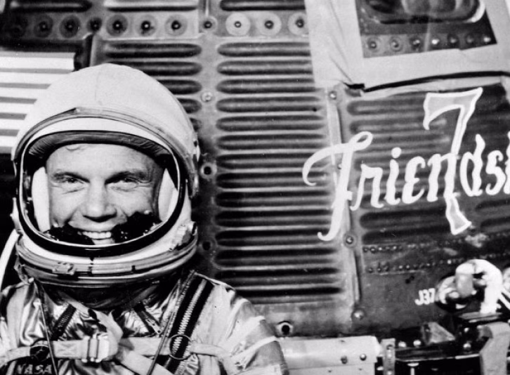 John Glenn dans sa combinaison à coté de la capsule Friendship 7